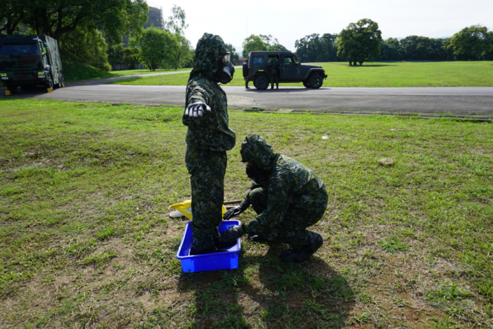 偵消營針對人員實施消除作業。（陸軍36化學兵群提供）