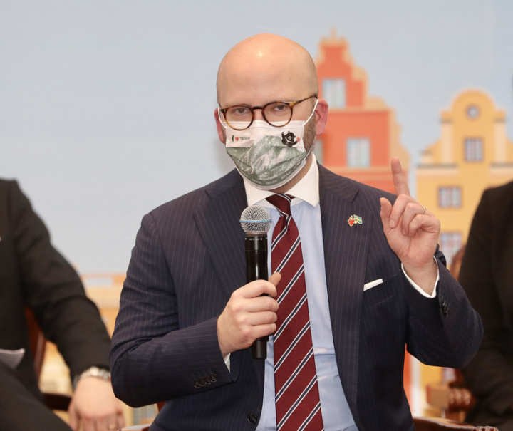 瑞典國會暨歐洲議會議員聯合訪團抵台參訪，外交部14日下午在台北舉行記者會，瑞典籍歐洲議會議員魏莫斯（Charlie Weimers）會中指出，從烏克蘭情勢來看，國防整備非常重要，歐洲必須加強跟美國合作，也呼籲台灣人民做好防止任何武力入侵的準備。