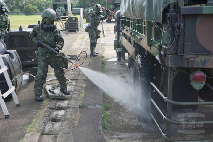 偵消營針對車輛各部件實施消除作業。（陸軍36化學兵群提供）