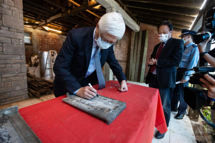 國防醫學院校友會長張家訓於瓦片上簽名。