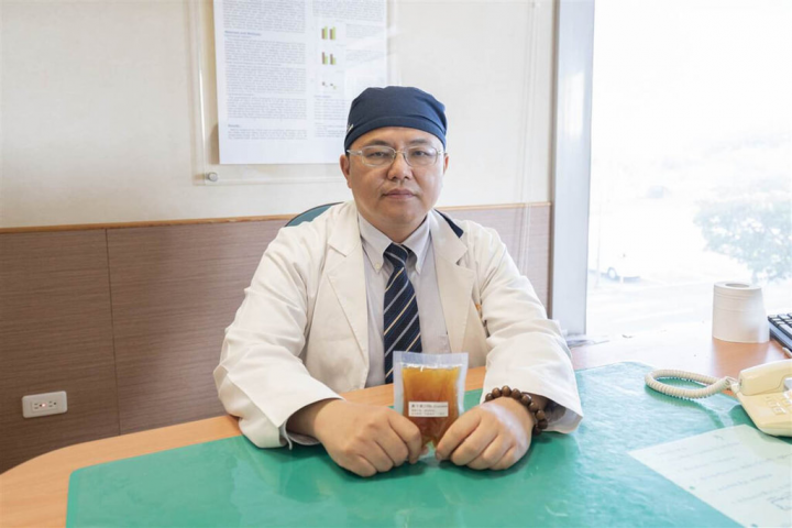 嘉義長庚醫院研究團隊發現本土茶葉及中藥材內含多種可抑制COVID-19病毒增生成分，中醫科副教授吳清源指出，除在國際醫學期刊發表4篇論文，並萃取可抑制病毒的成分製成淨口液，獲得國家新創獎認證。（嘉義長庚醫院提供）