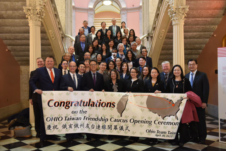 美國俄亥俄州議會20日宣布成立跨黨派「友台連線」，當地僑胞踴躍參與，和嘉賓在議會大廈合影。（駐芝加哥辦事處提供）
