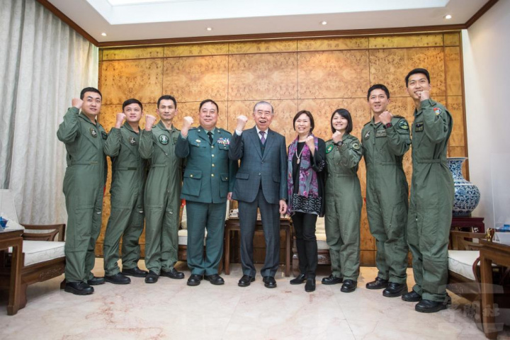陸軍司令伉儷率官兵代表與李理事長合影。