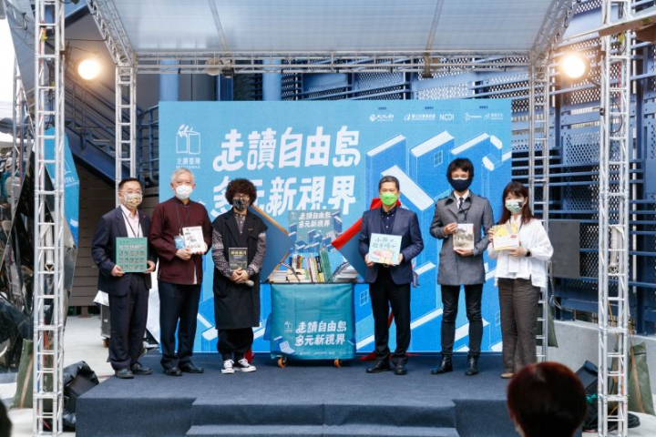 2022走讀臺灣啟動儀式，（左起）國立臺灣博物館長洪世佑、國立臺灣美術館長梁永斐、總策展人李明璁、文化部長李永得、《紙上明治村》作者凌宗魁及文化部政務次長李靜慧合影