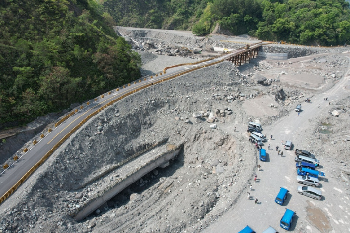 高雄桃源區明霸克露橋110年8月因豪雨遭暴漲溪水沖斷，當時公路總局先以維生便道（涵管便道）供民眾通行，後續架設鋼便橋在111年通車。圖為鋼便橋與遭沖毀的舊橋。