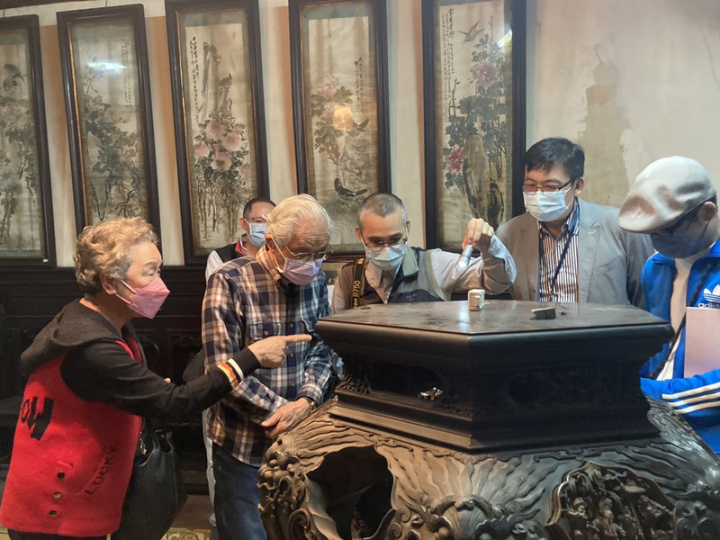  台北市定古蹟陳天來故居修復計畫啟動，文化局首階段共盤點出261件文物，著手進行緊急修復，並邀來細木作技藝保存者游禮海（左2）鑑賞古物年代脈絡和文資價值。