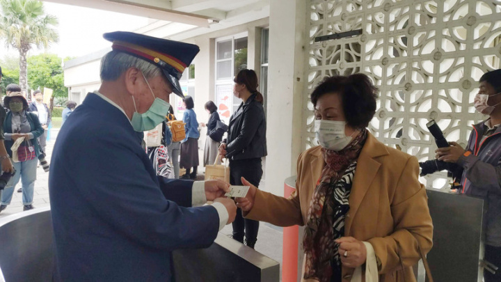 台鐵舊台東火車站建站百年，台東縣政府和民間發起建站百年系列活動，已退休多年的站長高銘光（左）20日穿上站長制服，在保留的舊火車站剪票口剪票，帶民眾走入時光隧道。