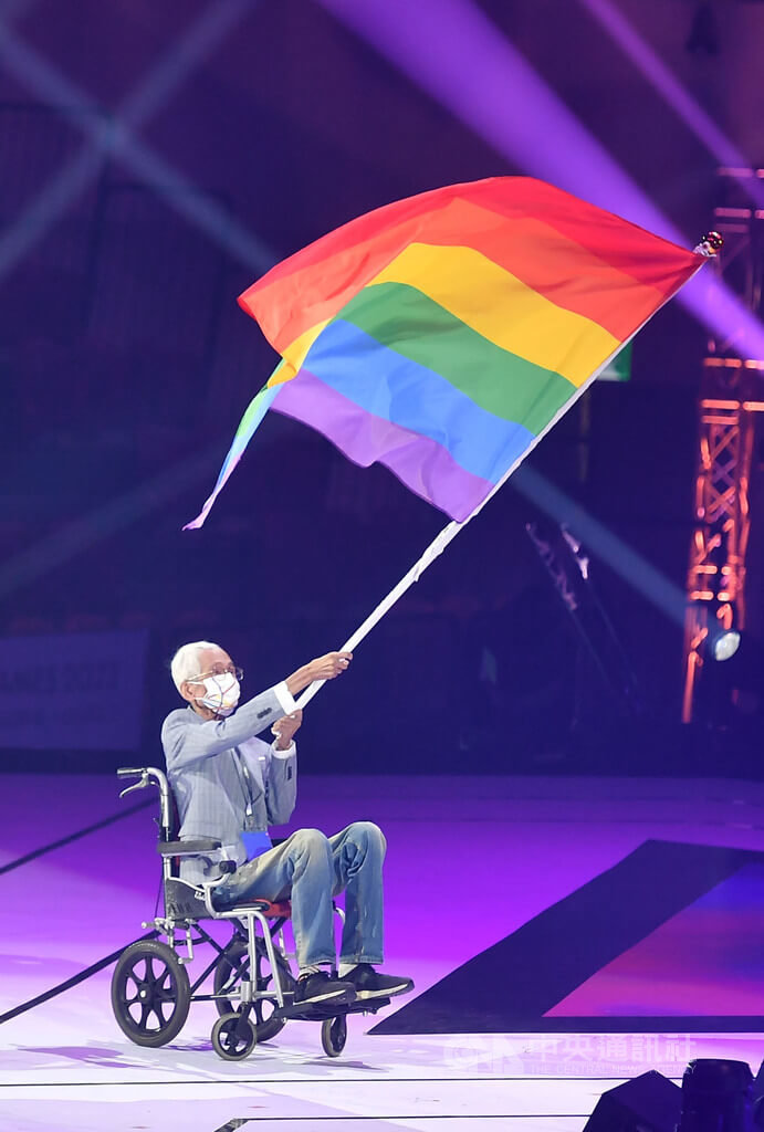 2022台北亞洲同志運動會開幕式29日晚間在和平籃球館舉行，同志運動先驅祁家威也出席與會，在會場揮舞彩虹旗。