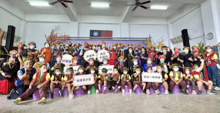 屏東縣政府12日在三地門鄉德文村活動中心舉行「德文文化健康站啟用儀式」，縣長潘孟安表示，希望能讓年輕人安心在外打拚，也讓家鄉的長輩可以終身學習、在地安老。（屏東縣政府提供）