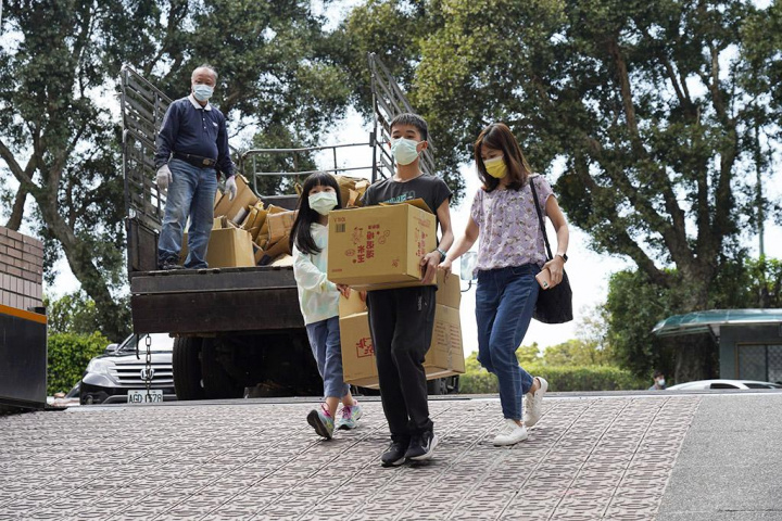 為援助烏克蘭難民，台灣民眾熱心提供物資送往外交部打包。