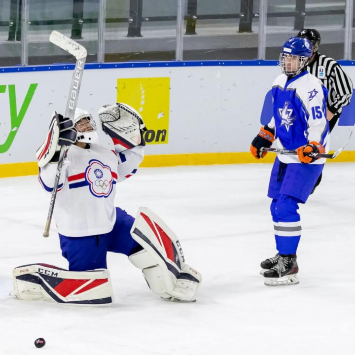 中華男子冰球隊赴土耳其參加世界冰球錦標賽第3級賽事，17日以5比2戰績奪金晉級，創隊史新猷。（圖取自facebook.com/TBHForgtr）