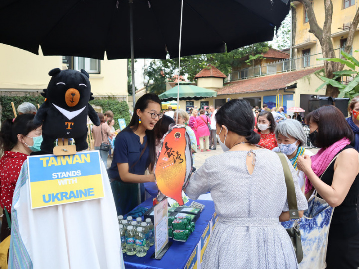 駐越南代表處23日參加由捷克與烏克蘭駐越南大使館舉辦的慈善活動，透過義賣鳳梨酥、冷泡茶等，為戰火下的烏克蘭人民盡心力。