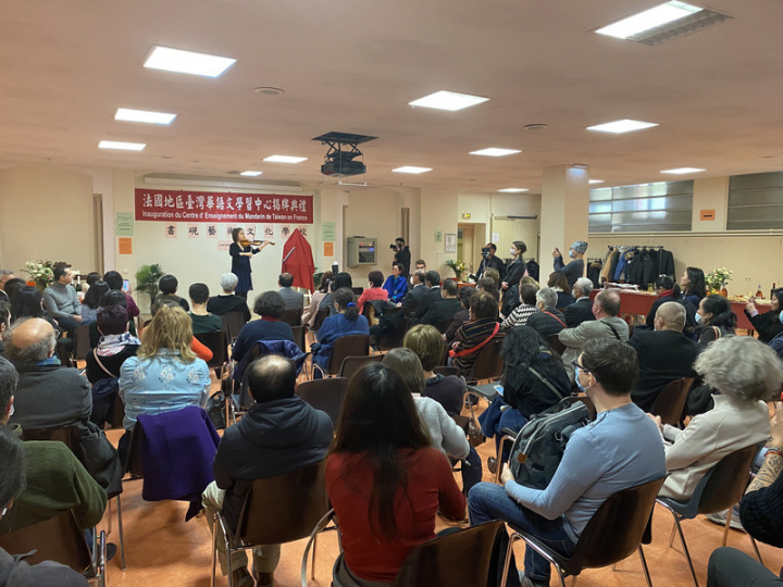 「法國巴黎書硯藝術文化學校」為法國第2間台灣華語文學習中心，9日揭牌典禮氣氛熱絡，不少僑領共襄盛舉。