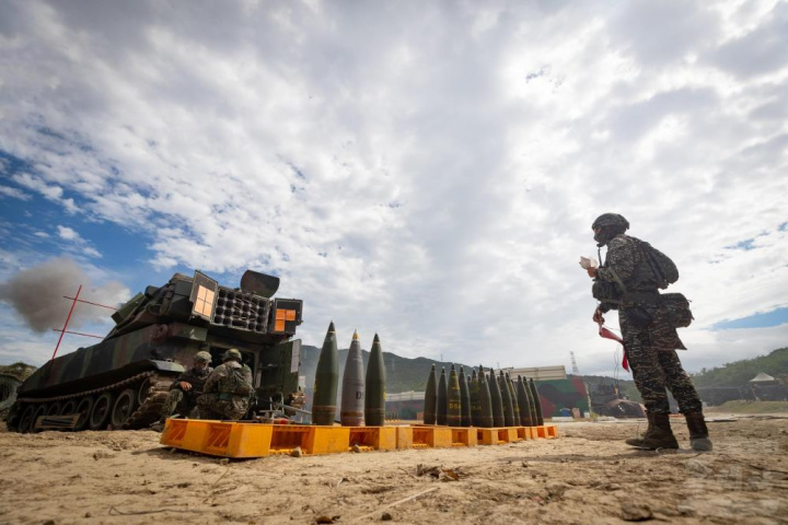 海軍陸戰隊陸戰66旅砲兵營實彈測考。