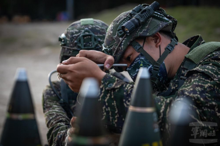 操演官兵進行彈藥檢整。