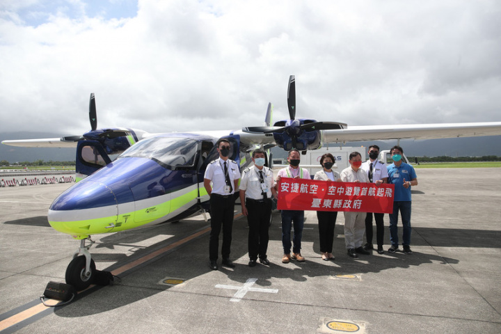 由安捷飛行學校申請設立的安捷航空宣布進軍觀光旅 遊市場，首波主打台東空中遊覽行程，28日首航起 飛，台東縣長饒慶鈴（中）出席首航典禮。