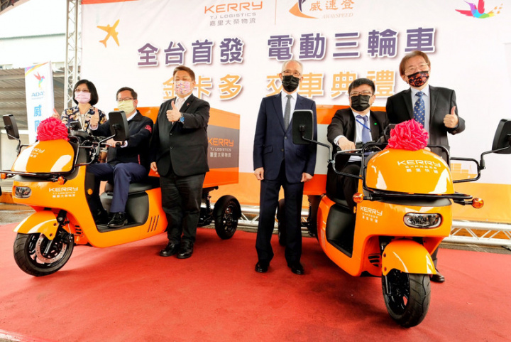 國內一家大型物流業者引進商用電動三輪車，將投入台灣城市物流服務，桃園市長鄭文燦（左2）19日出席交車典禮表示，樂見企業採用電動車輛投入宅配服務，實踐低碳物流的目標。