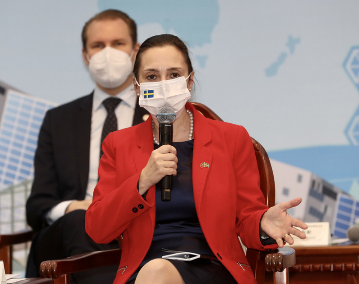 外交部14日下午在台北舉行「台灣–瑞典國會議員協會暨歐洲議會議員聯合訪團」記者會，台灣－瑞典國會議員協會主席歐柏莉（Boriana Åberg）（前）出席，分享此行訪台心得。