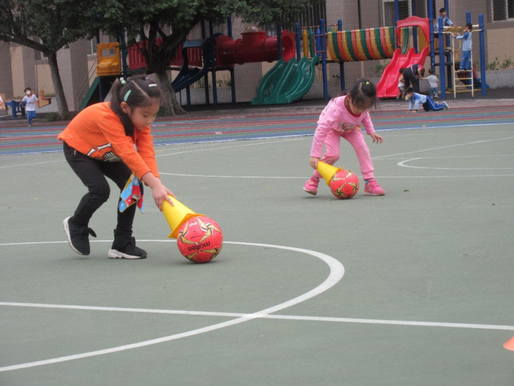 臺北市大安區大安國小附幼引導幼兒熟悉操控足球的技巧