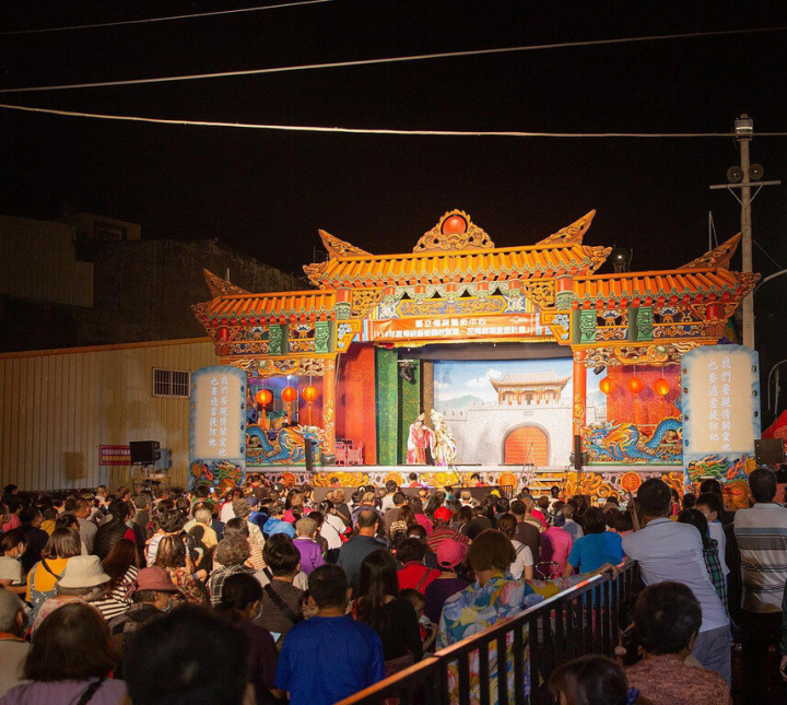 國立傳統藝術中心表示，外台戲雖然常見，但常常規模不一，良莠不齊，希望今年進入第5年的「傳統藝術開枝散葉－民間劇場重塑計畫」可以成為示範，重現外台戲風華。圖為過往的演出現場擠滿人潮。（傳藝中心提供）