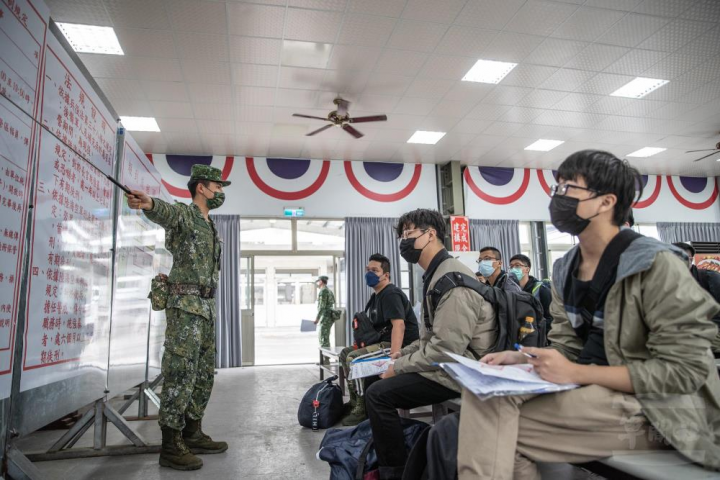 幹部向召員們說明教召細節。