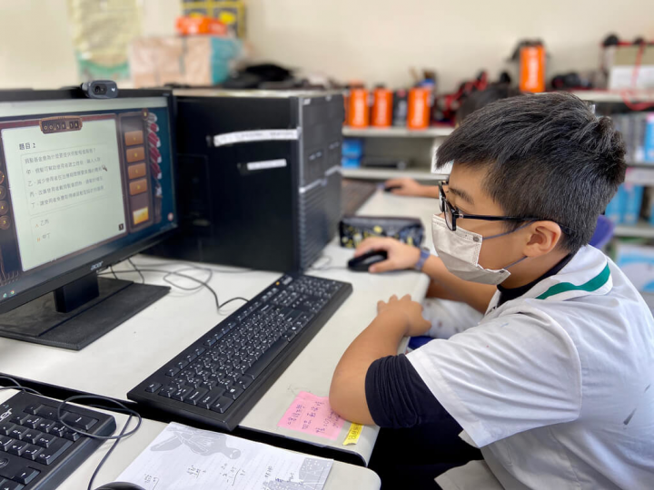 高雄市政府日前公布統計至22日全市共有2校全校停課、74班全班停課。教育局透過「創新教學快易通」、「達學堂」、「世代島嶼學習樂園」等多元管道，將各項學習資源供給有需求的師生，讓學童停課不停學。（高雄市政府提供）