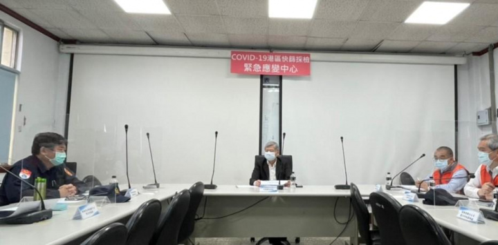 快篩作業應變會議主持人港務公司李賢義董事長。(左)港警總隊林武宏總隊長、(右)基隆分公司高傳凱總經理