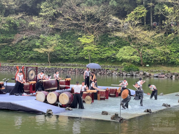 「池中劍」以自然山水環境為基礎，讓臺灣世界級的景觀被全球旅客看見。（力麗觀光提供）