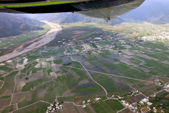 安捷航空是由安捷飛行學校申請設立，22日宣布進軍觀光旅遊市場，首波主打台東空中遊覽行程，包括花東縱谷、東部海岸及綠島3條路線，用全新角度帶旅客領略台東之美。（安捷航空提供）