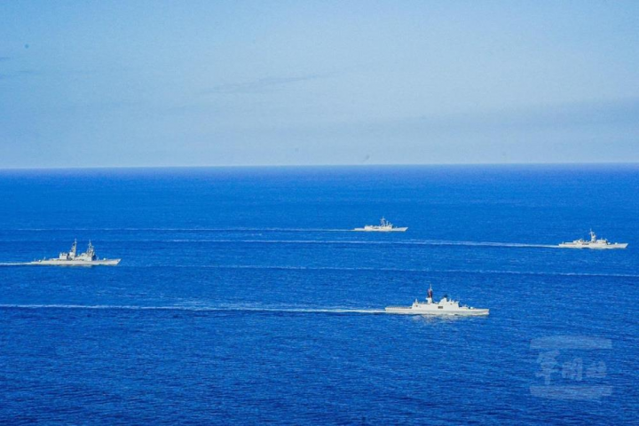 操演艦艇編隊航行。（中華民國海軍臉書粉專提供）