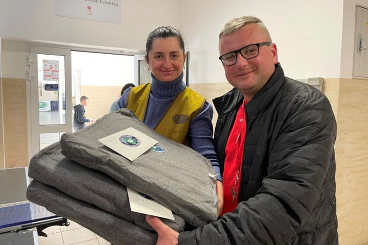 「Made In Taiwan｣的慈濟環保⽑毯送到波蘭提供給當地組織轉送給烏克蘭難⺠使⽤。圖右為波蘭當地明愛會工作人員。