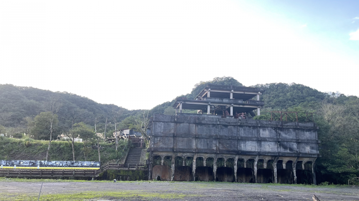 在地投影計畫《層層》選擇在「新平溪煤礦卸煤場」進行展演。（Photo Credit：在地投影計畫）