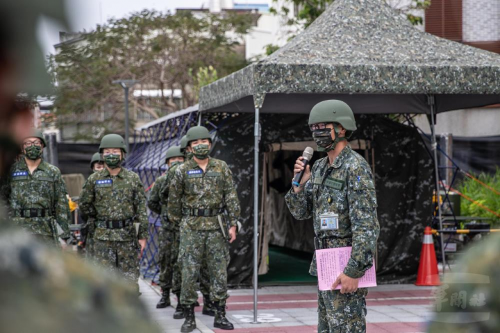 召員們於各宿營地宣布編成命令。