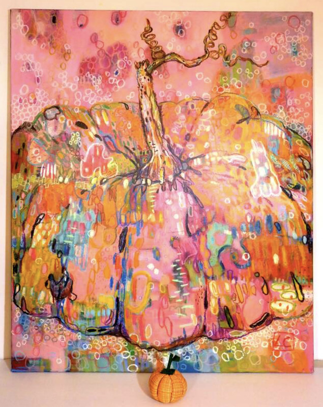 2020年疫情下，在加拿大各地封城最嚴重的日子裡，陳岳琳畫了題為「懷念與希望」的粉紅大南瓜；創作源頭是20年前她母親來多倫多時，用針線縫製的小小手作布南瓜。（陳岳琳提供）