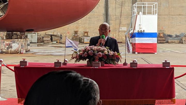 台灣首艘全迴旋大型浮吊船「環海翡翠輪」3日上午在台船公司高雄廠區舉行下水典禮，行政院長蘇貞昌（後）說，這是台灣走向綠能產業的里程碑，盼透過提供最好的工具和技術，進一步加速能源轉型。