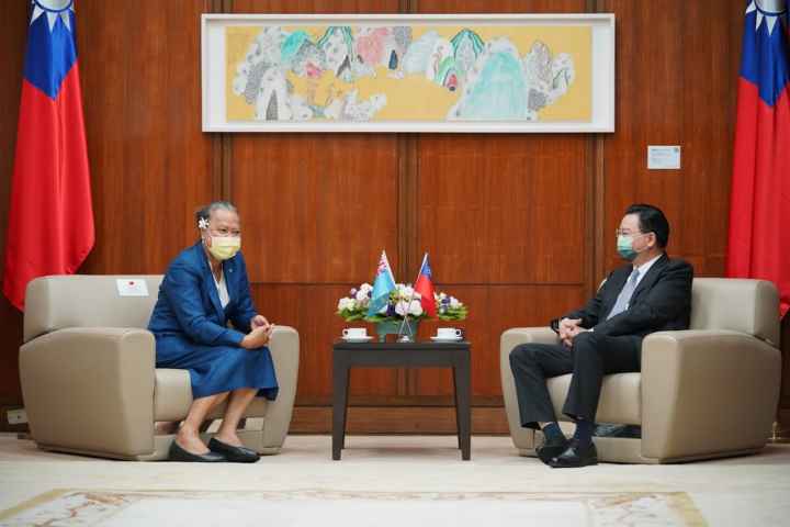 外交部長吳釗燮於本（111）年4月27日接見吐瓦魯國駐台卸任大使涂莉梅（Limasene Teatu），互相寒暄致意並致贈離別贈禮。