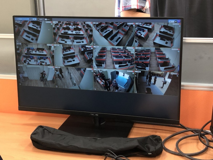 國研院攜手台大建立「國研院台灣半導體研究中心晶片設計管制實驗室」，團隊須事先申請，進入實驗室時手機等3C產品都不能攜帶，天花板也有設置影像監控設備，確保操作情形正常沒有資料外洩疑慮。