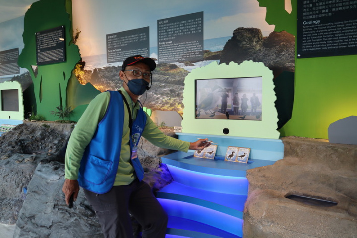 交通部觀光局東部海岸國家風景區管理處斥資新台幣6000多萬元完成花蓮遊客中心整修，展示室以嶄新風格呈現轄區內所有景點、部落旅遊訊息等，還增添多媒體互動式地質與生態解說設施。