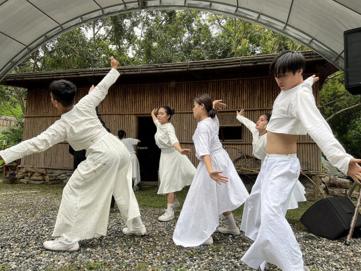 受近期國內疫情持續升溫影響，原定29日起至5月1日舉行的「Phpah藝術聚–劇山計畫」花蓮銅門部落場次，包含環境劇場、部落市集及部落小旅行等將延期舉辦。（花蓮林管處提供）