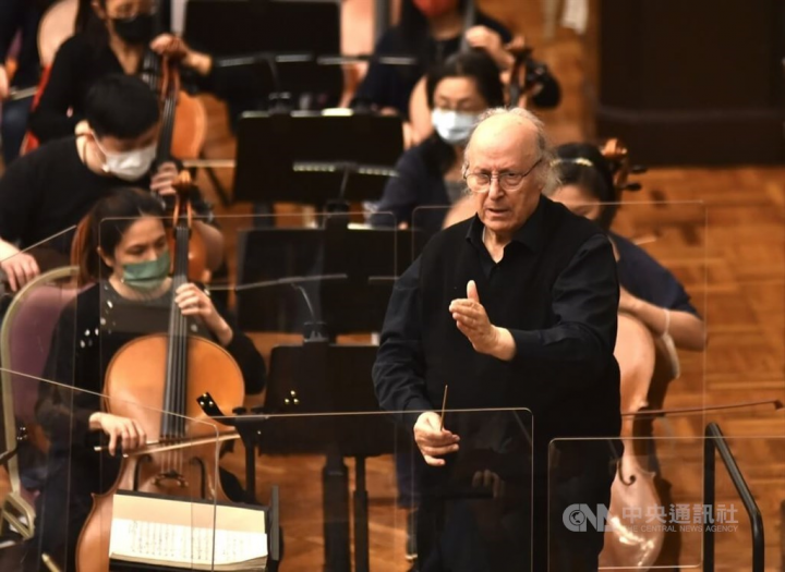 Conductor Eliahu Inbal (front, right) rehearses with Taipei Symphony Orchestra Monday. 