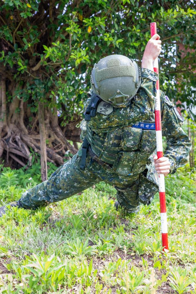 砲班成員實施標竿設置