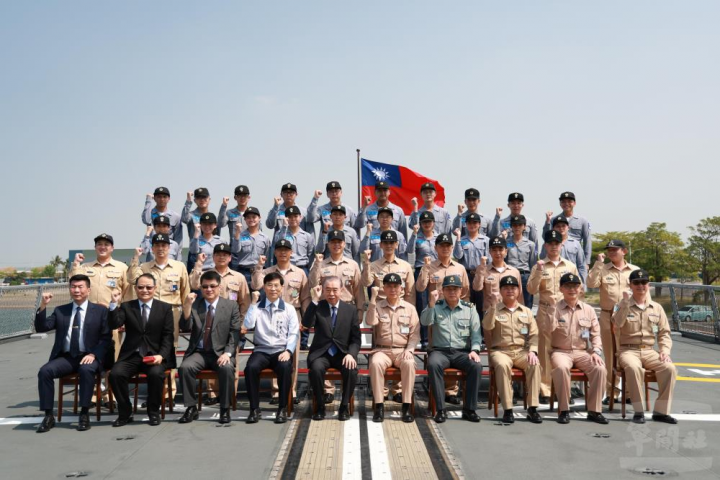 軍友社理事長李棟樑偕海軍司令劉志斌上將等人與承德軍艦官兵合影。