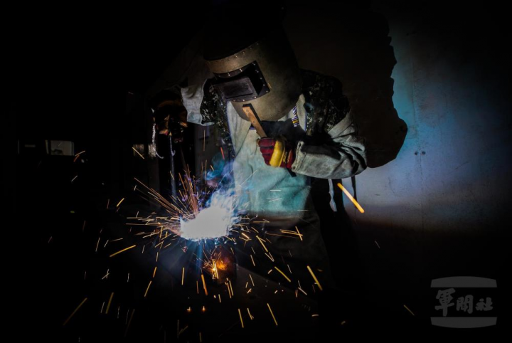 焊工作業人員細心焊接鋼棚支架。（取自中華民國陸軍臉書）
