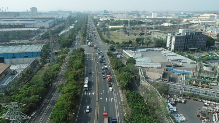 高雄市在沿海中林路口至南星鳳鳴路口導入AI智慧化交通號誌系統，全線長約3.7公里，有效節省用路人時間。（高雄市交通局提供）