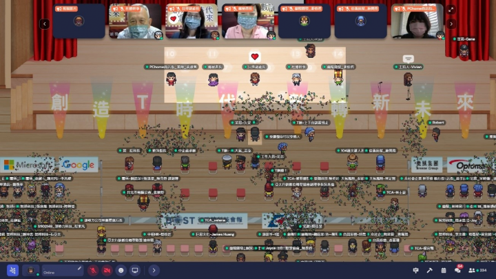 第二屆T大使畢業典禮邀請到台北電腦公會杜全昌總幹事(左)、經濟部中小企業處胡貝蒂副處長(中)及全國中小企業總會戴麗芳秘書長(右)一同給予祝福