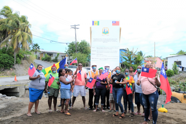 駐聖文森國大使藍夏禮日前與聖文森國副總理兼工程部長丹尼爾（Montgomery Daniel）共同出席由中華民國台灣政府協助聖國清理災區河床火山灰之啟動儀式