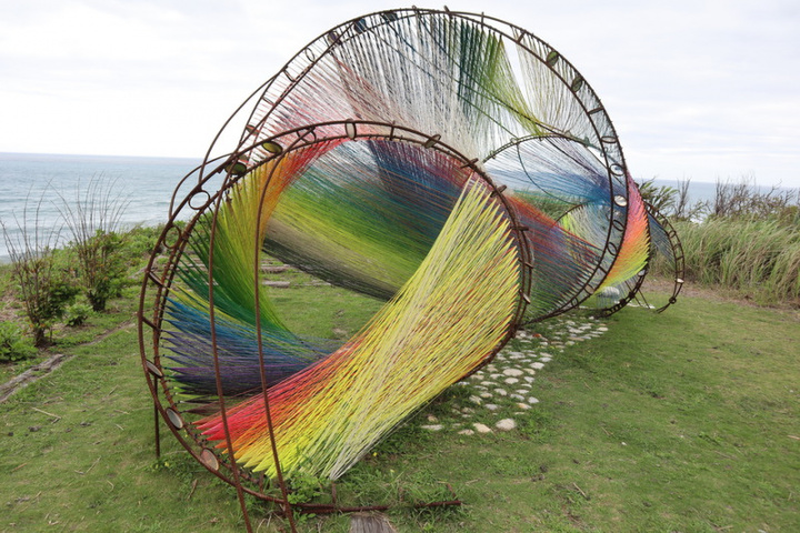 交通部觀光局東部海岸國家風景區管理處花蓮遊客中心園區內的小山丘放置「大地藝術節」藝術作品，其中藝術家林淑鈴作品「山是凝結的浪、海是流動的光」，相當吸睛。