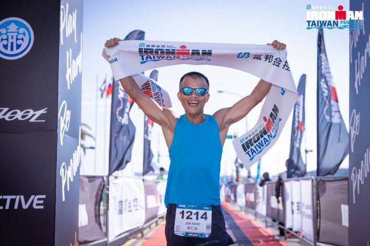 2022 IRONMAN Taiwan澎湖國際鐵人三項賽10日登場，歷經激烈奮戰後，男子組冠軍由選手許仁茂以9小時27分43秒成績拿下。（LAVA台灣鐵人三項公司提供）