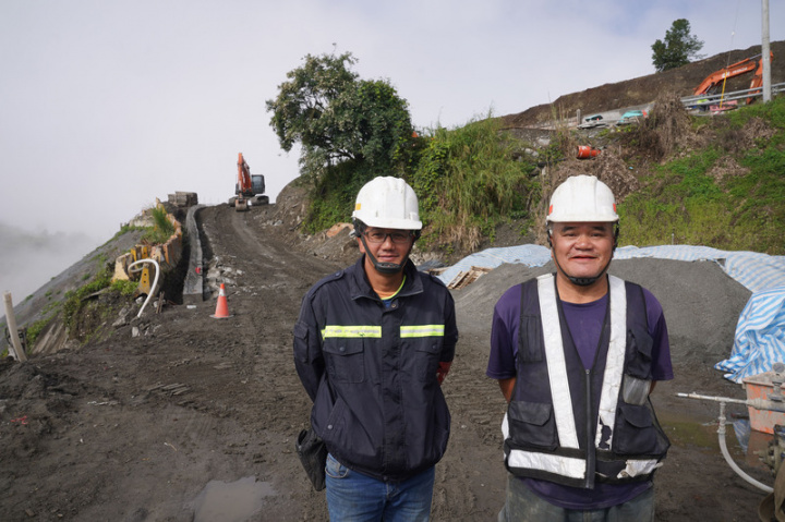 南橫公路經過漫長的修復工程，除了艱困的路基重建外，還有一群冒險的無名英雄。工頭林文龍（左）跟隨哥哥林正雄（右）當「蜘蛛人」，60歲的林正雄是工班裡最資深的蜘蛛人；林正雄說，他從20歲就開始當蜘蛛人，最近這幾年負責地面工作「上面的事交給年輕人」。