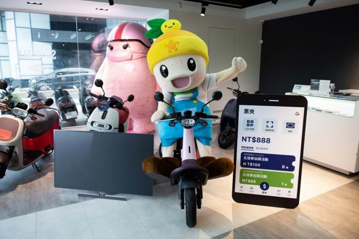 振興五倍券及各項加碼券使用期限將到，高雄市政府加碼推出農遊券消費滿百抽獎活動，5月將抽出Gogoro VIVA及「一年份高雄在地水果」得主。（高雄市政府提供）